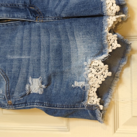 Maurices Mid-Rise Shorts - Size 2 - Picture 2 of 6